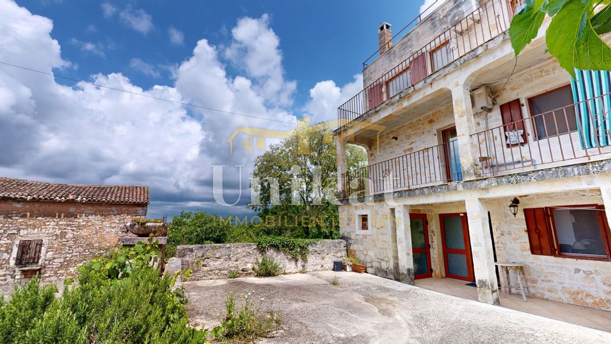 Casa in pietra ristrutturata con piscina